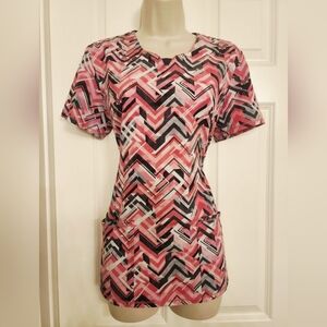 🎄Cherokee Patterned Scrub Top in Pink and Black